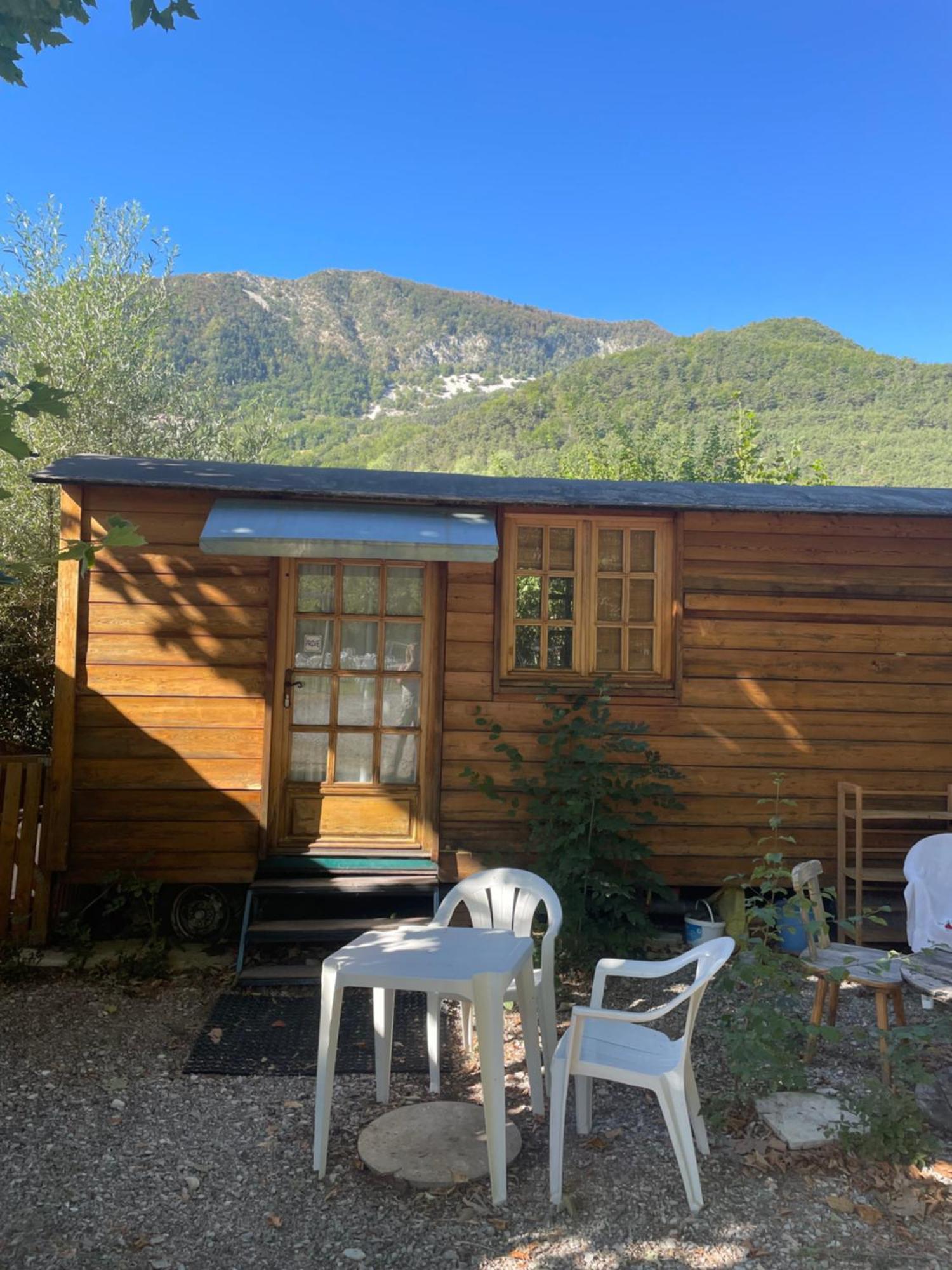 La Roulotte Chez Camille Hotel Veynes Exterior foto